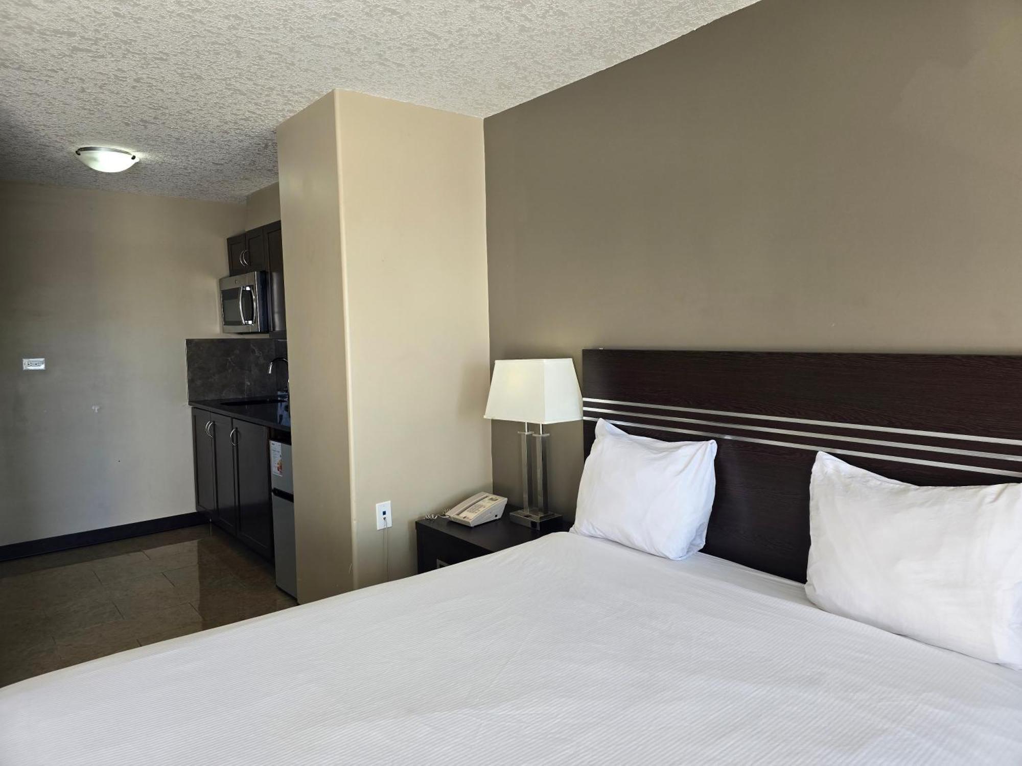 Royal Lodge Edmonton Exterior foto