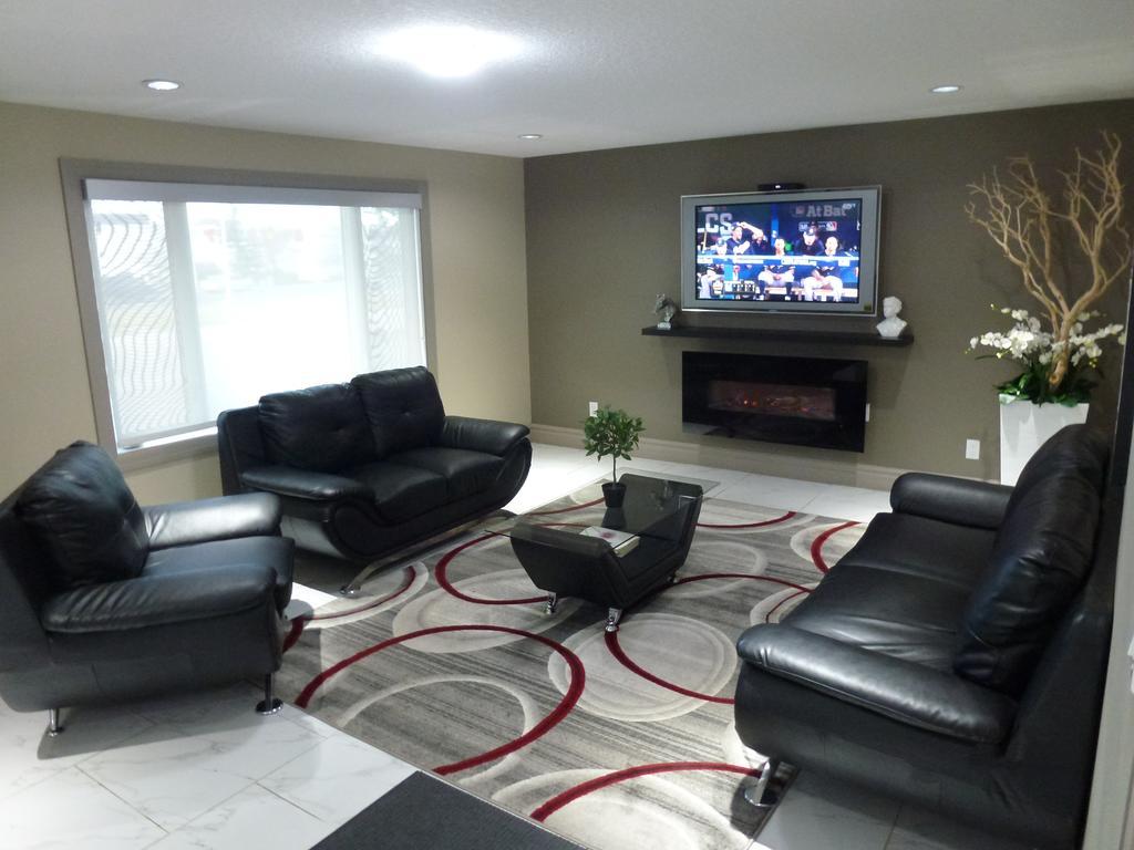 Royal Lodge Edmonton Exterior foto
